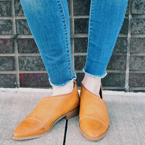 Sold out: Emma Flat in Toffee - Picture 3 of 4